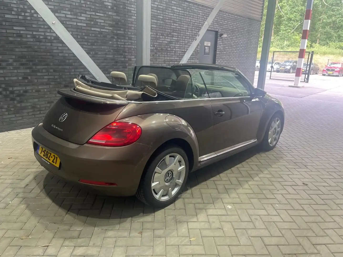 Volkswagen Beetle Cabriolet 1.4 TSI Design | PDC Voor+Achter | Navig Bruin - 2