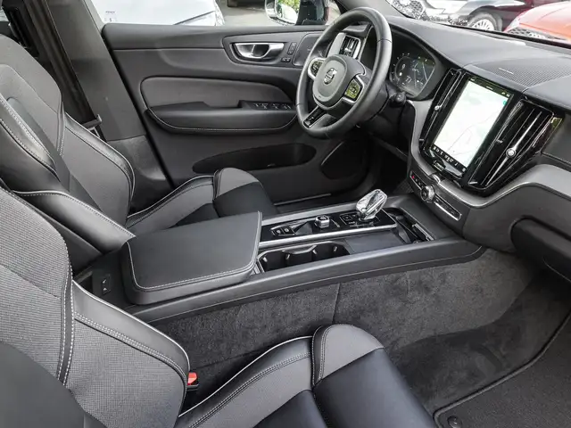 Volvo XC60 view 8