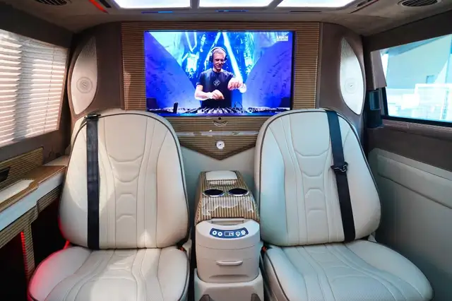 Volkswagen T6 Transporter T6.1 lang VIP Shuttle Trennwand TV