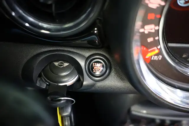 Mini Convertible view 17