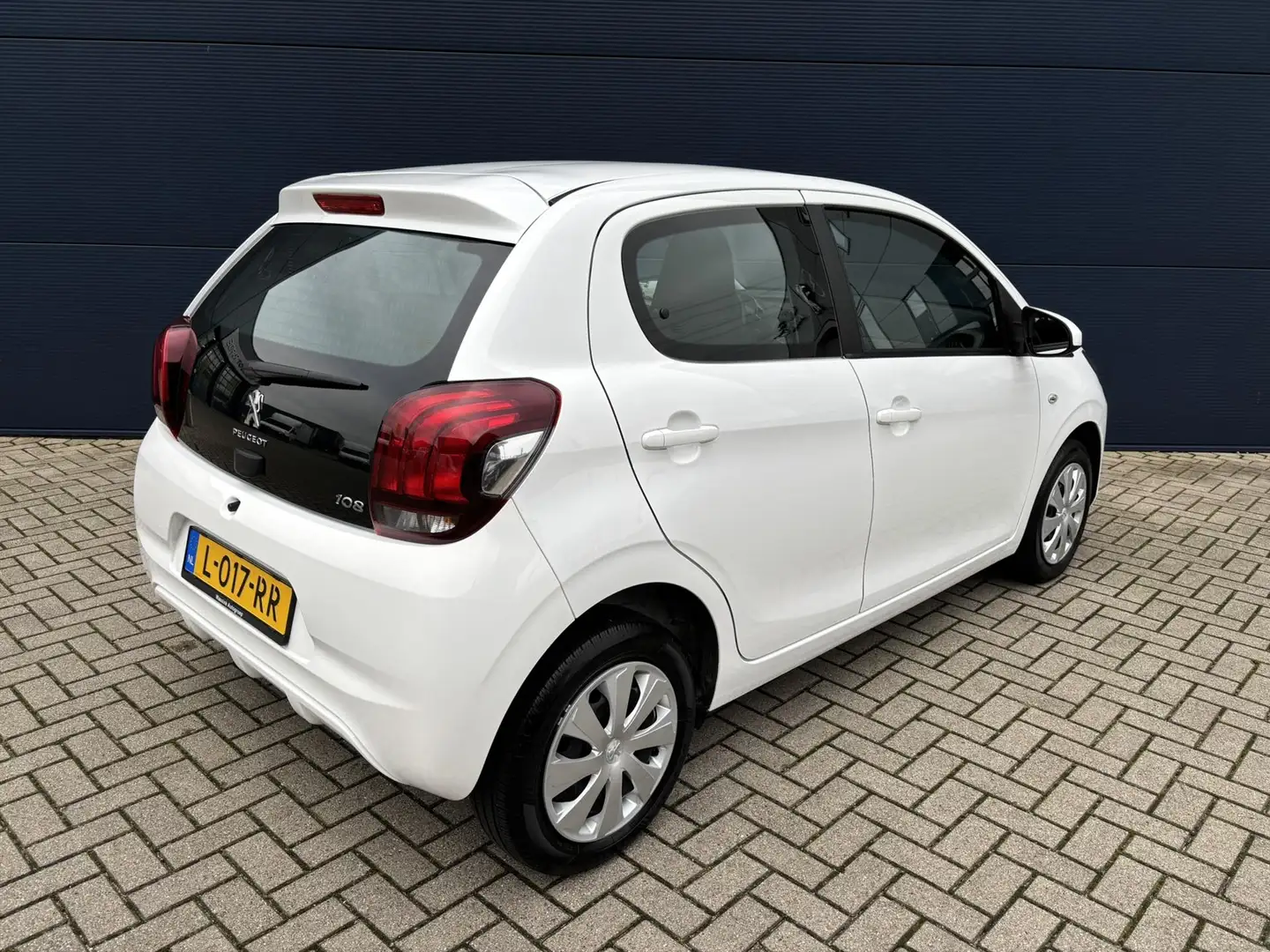 Peugeot 108 1.0 e-VTi 72pk 5D Active | Airco | Parkeercamera | Wit - 2