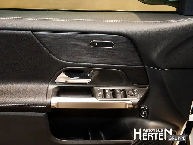 Mercedes-Benz GLB view 9