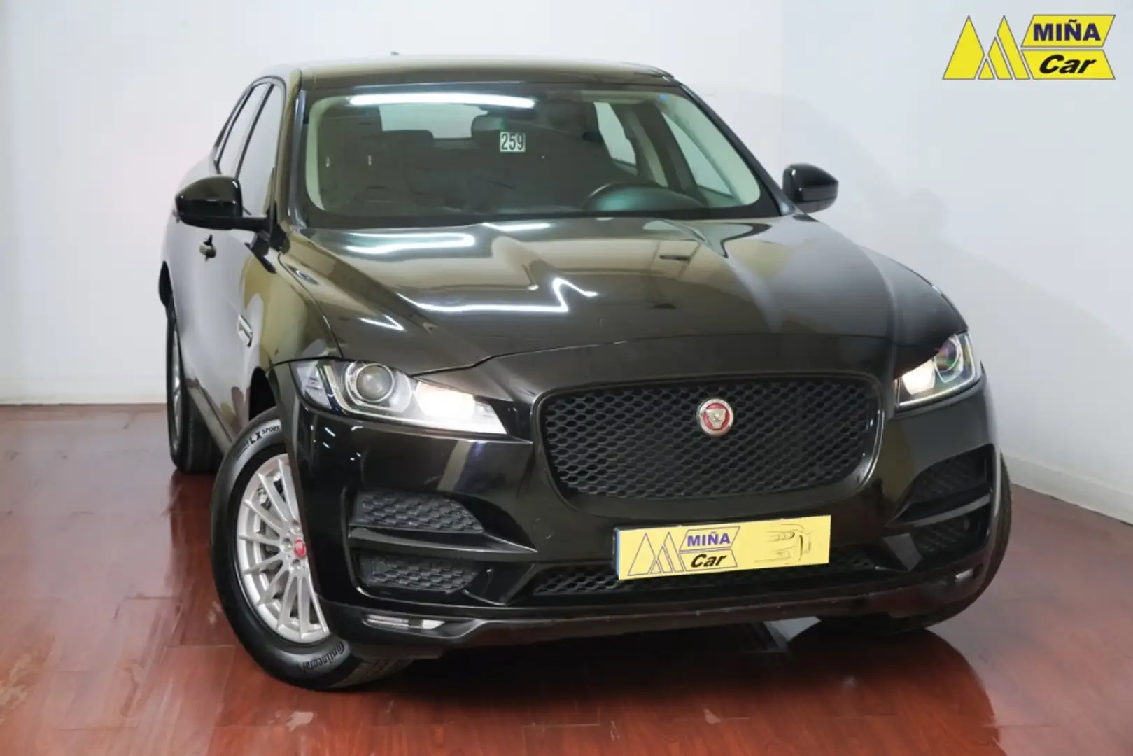 Jaguar F-Pace 2.0i4D Pure AWD 180 Zwart - 2