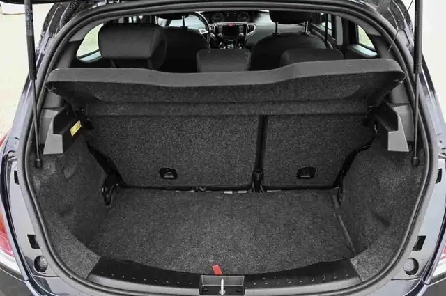 Lancia Ypsilon view 5