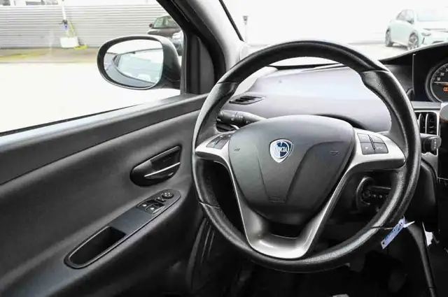 Lancia Ypsilon view 12