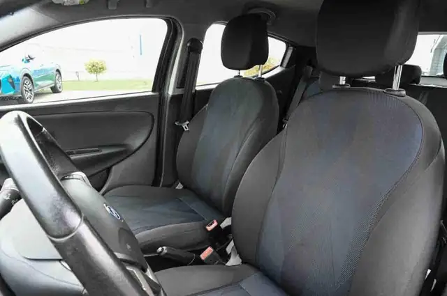 Lancia Ypsilon view 9