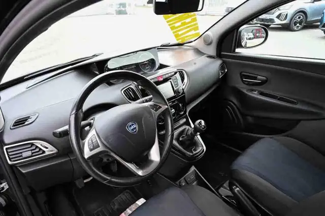 Lancia Ypsilon view 8