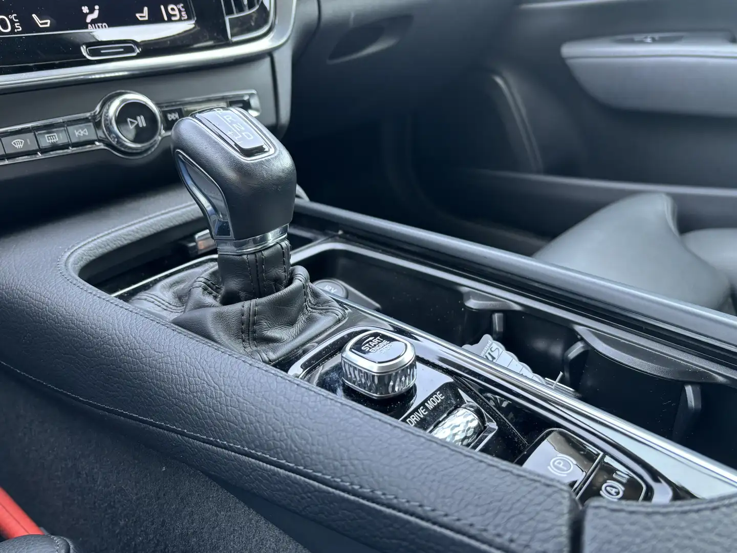 Volvo S90 2.0 T4 Momentum+ | Leder | Drive Assist | Grijs - 2