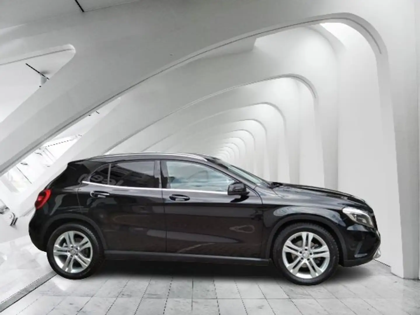 Mercedes-Benz GLA 220 URBAN Zwart - 2