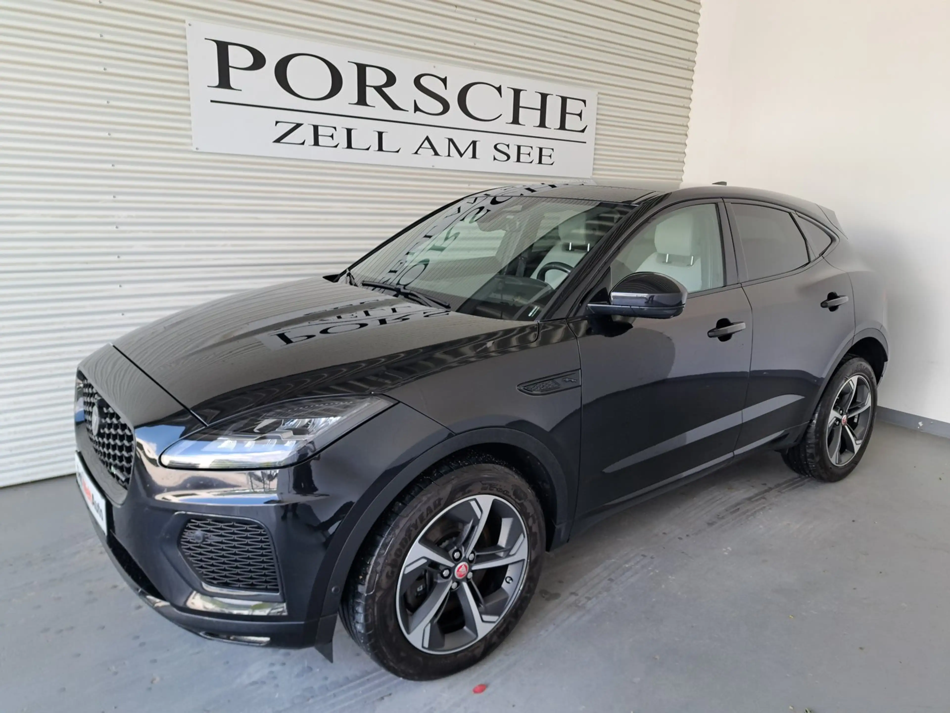 Jaguar E-Pace 2.0DI4 D200 AWD R-Dynamic S Aut. — photo 2