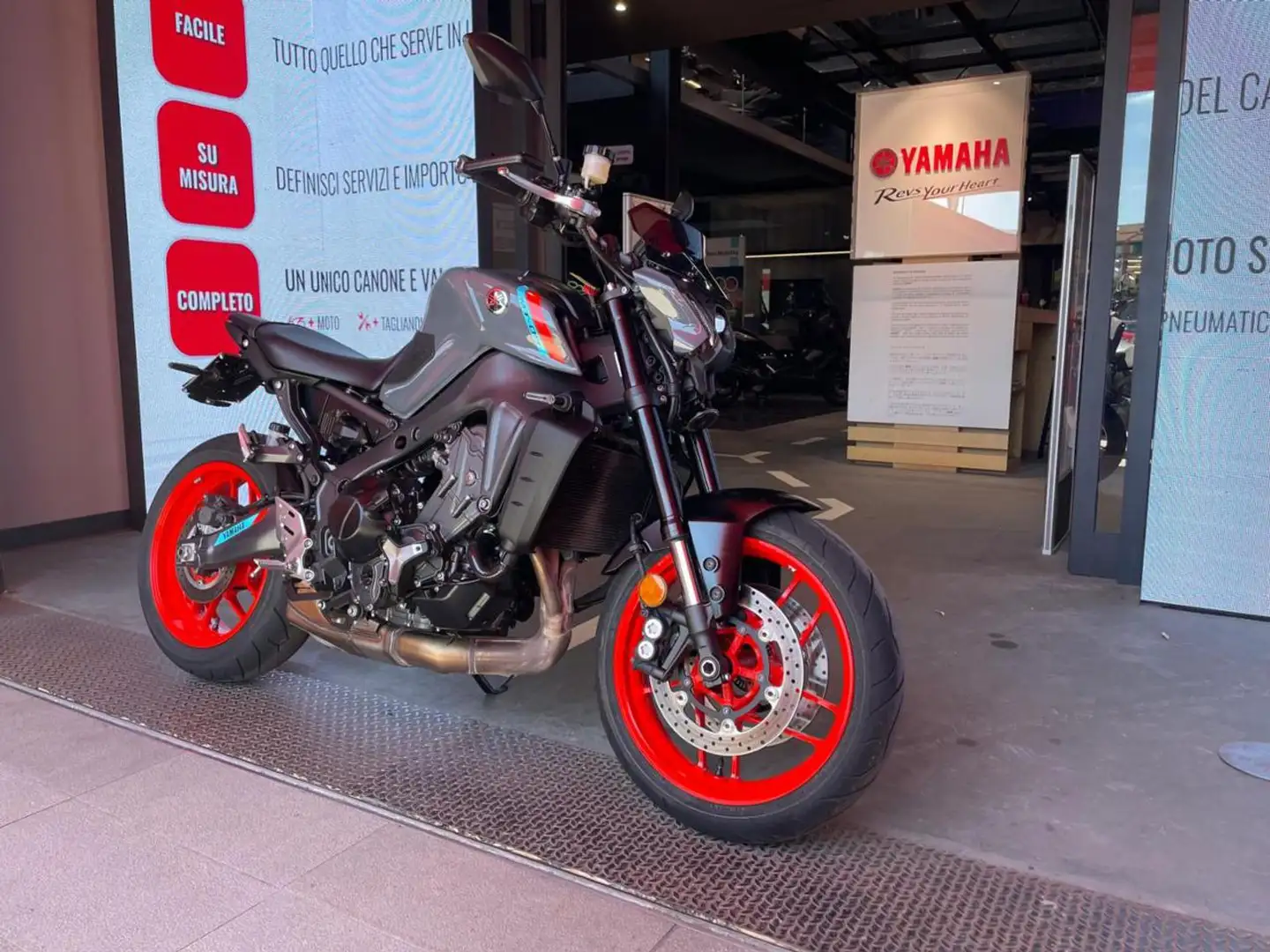 Yamaha MT-09 . Roşu - 2
