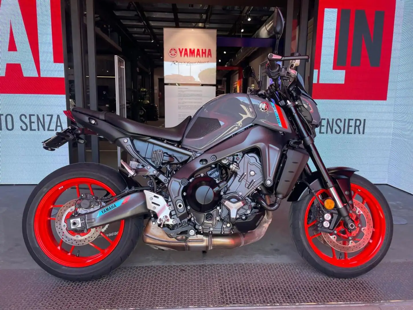 Yamaha MT-09 . Roşu - 1