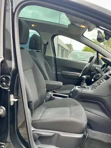Peugeot 5008 view 2