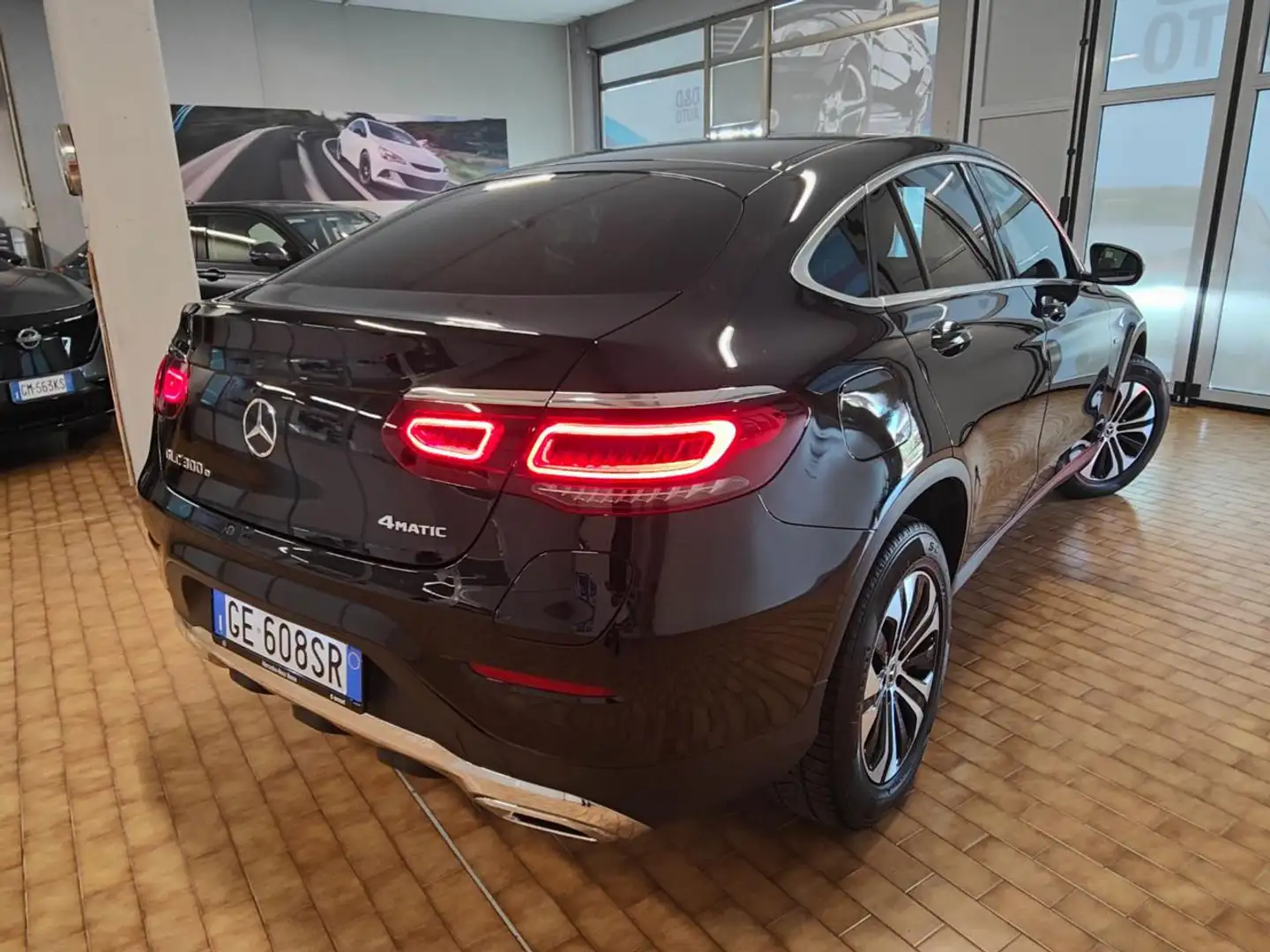 Mercedes-Benz GLC 300 e COUPE' PLUG.IN HYBRID DA 320 CV 4X4 Nero - 2