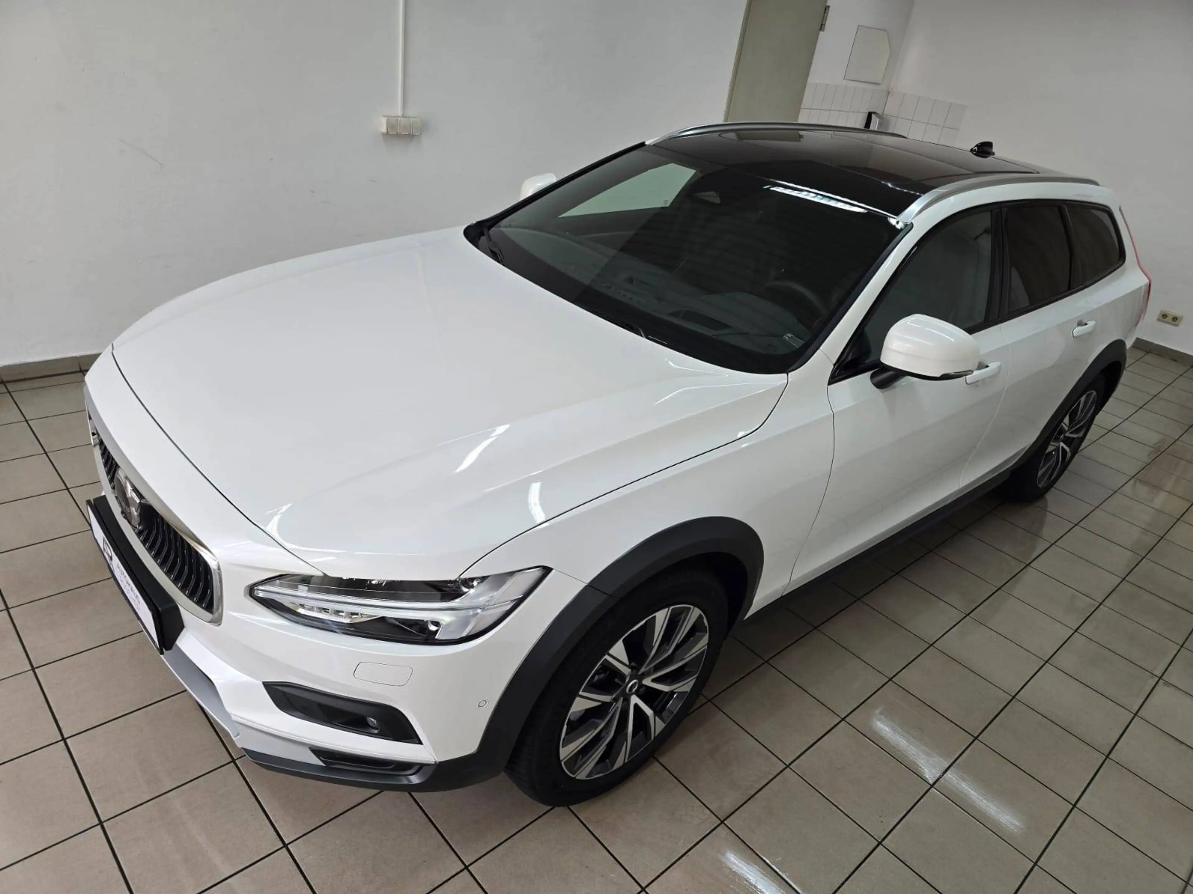Volvo V90 Cross Country Ultimate AWD Panorama 360° Bowers&Wilkins Standheizung 1.Hand — photo 6