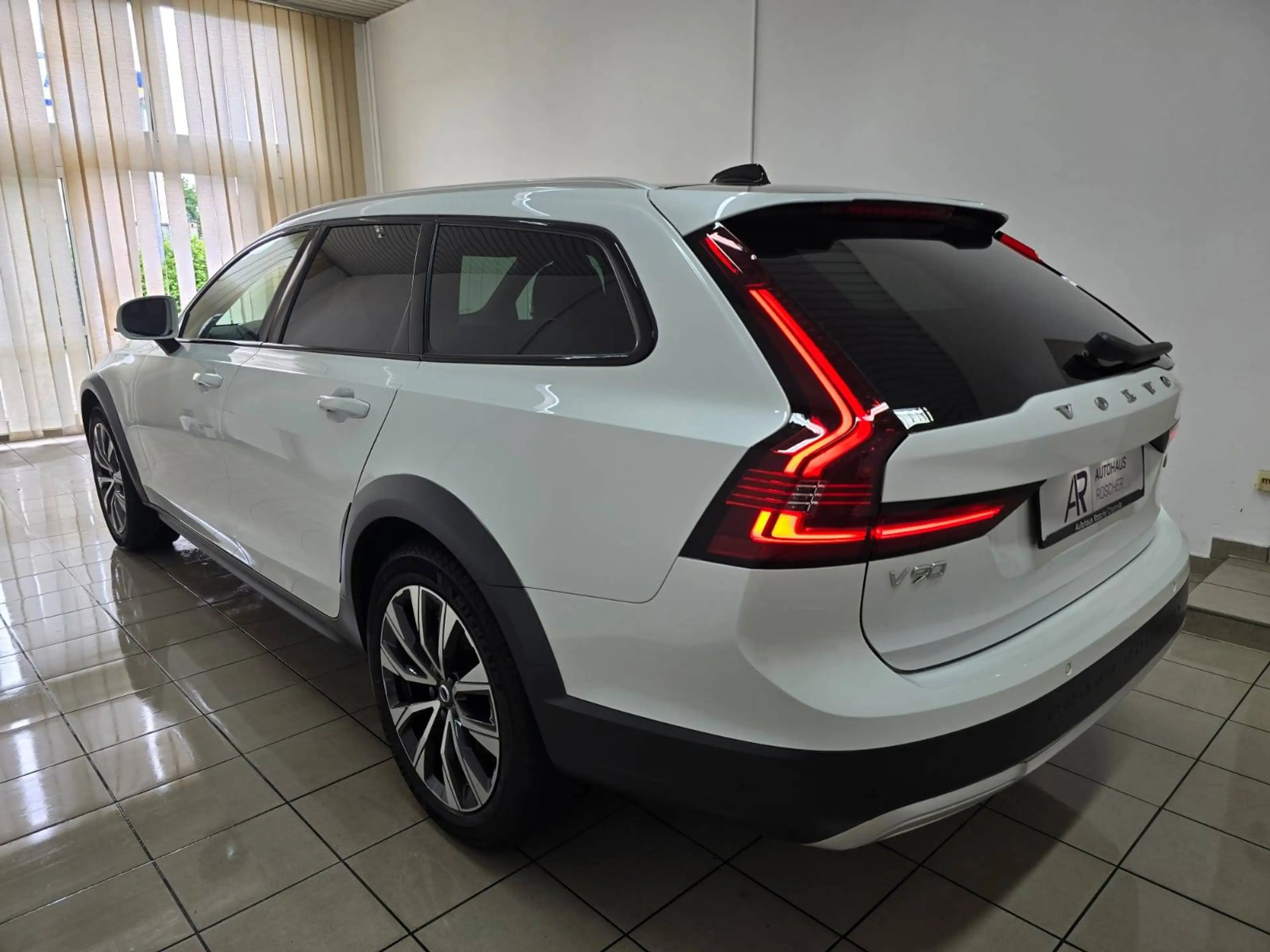 Volvo V90 Cross Country Ultimate AWD Panorama 360° Bowers&Wilkins Standheizung 1.Hand — photo 2