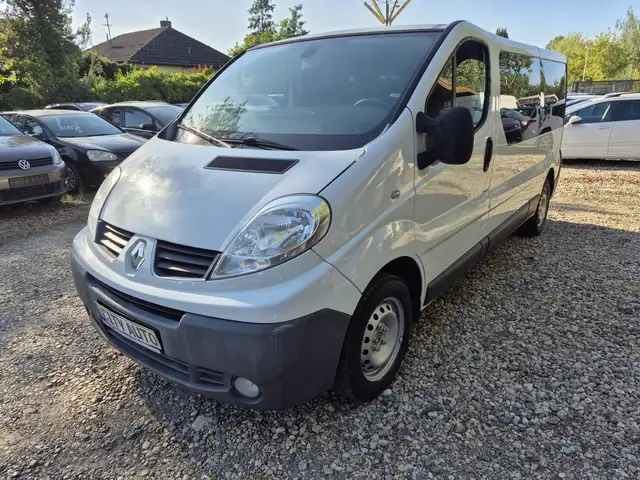 Renault Trafic L2H1 2,9t (8/9 Sitze) verglast