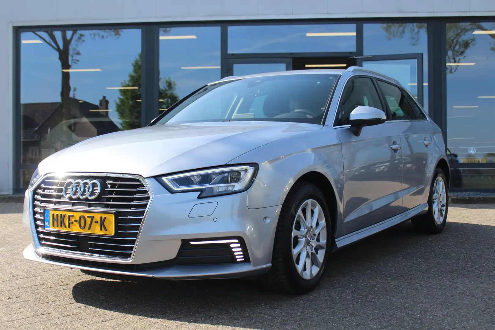 Audi A3 Sportback 40 e-tron Advance Sport Grau - 2