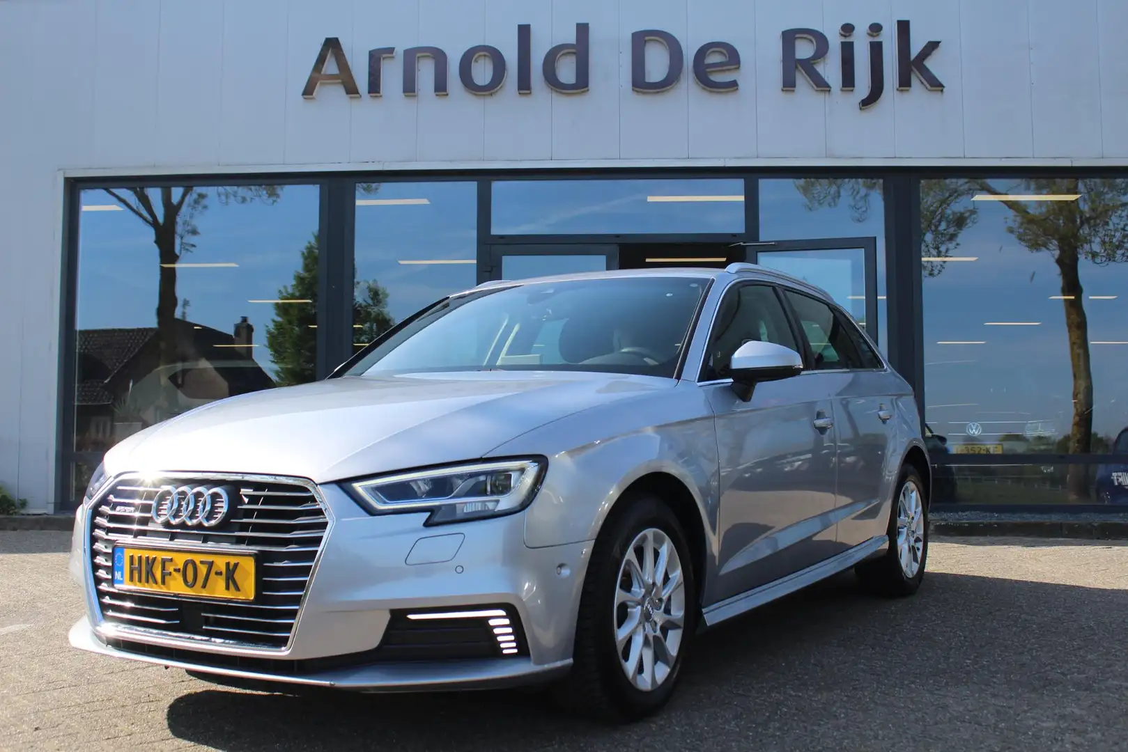Audi A3 Sportback 40 e-tron Advance Sport Grau - 1