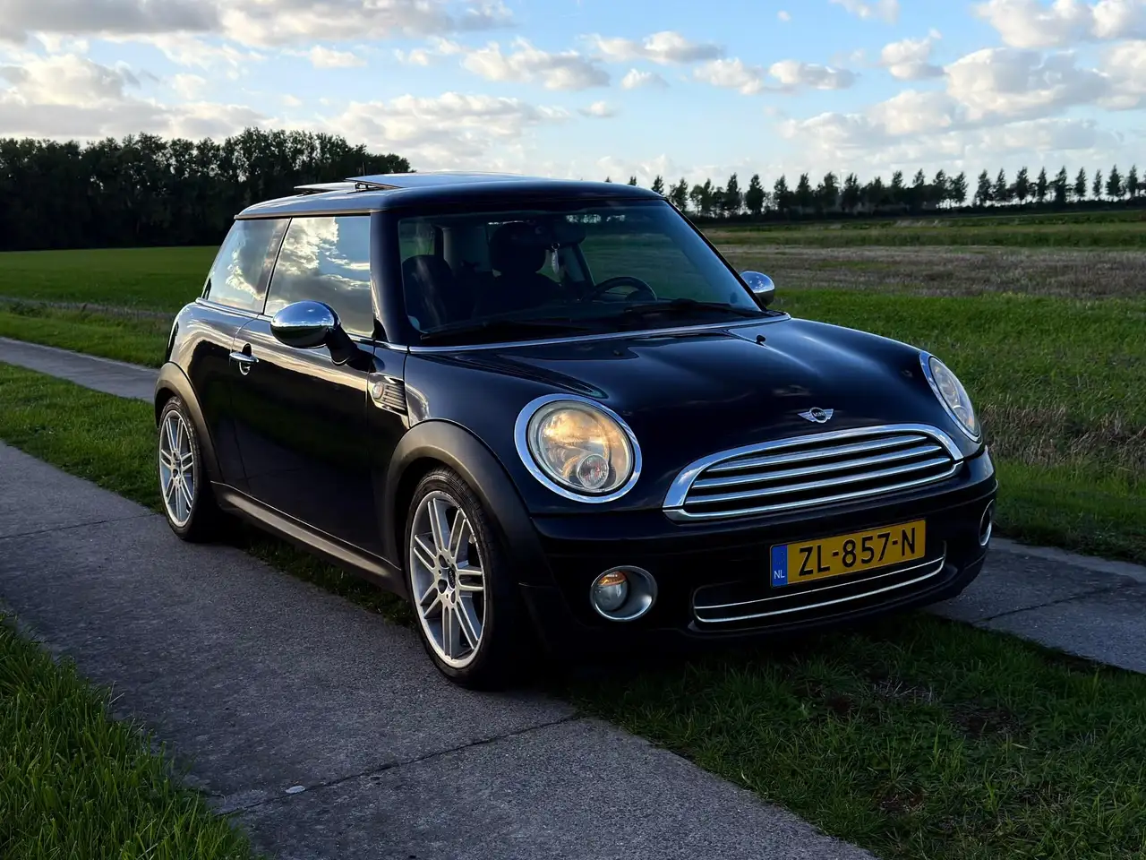 MINI Cooper Cooper 1.6 — photo 1 of 18