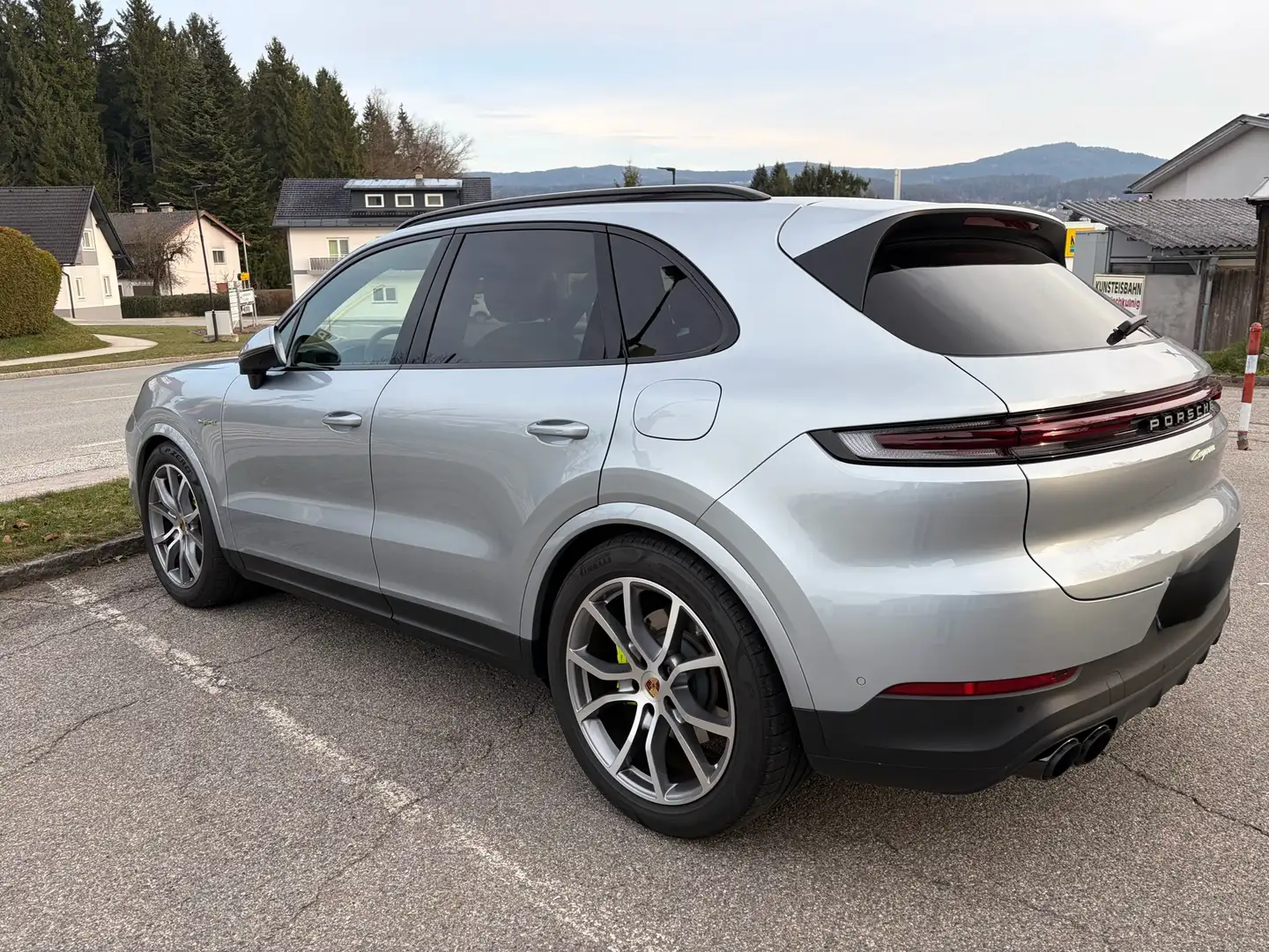Porsche Cayenne E-Hybrid III / Neupreis  € 140.000,- / GARATIE Silber - 2