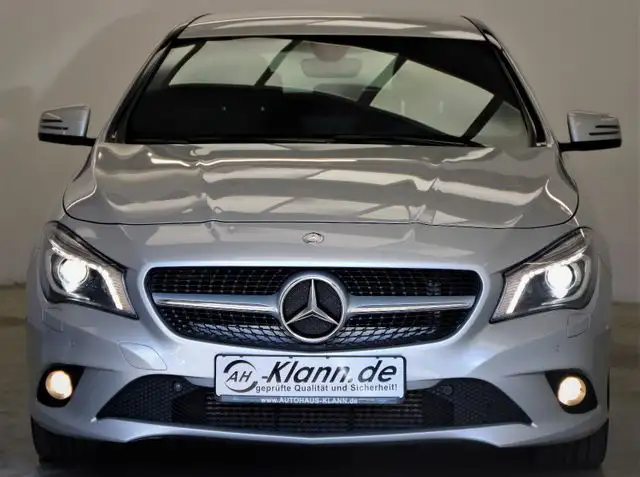 Mercedes-Benz 250 view 2