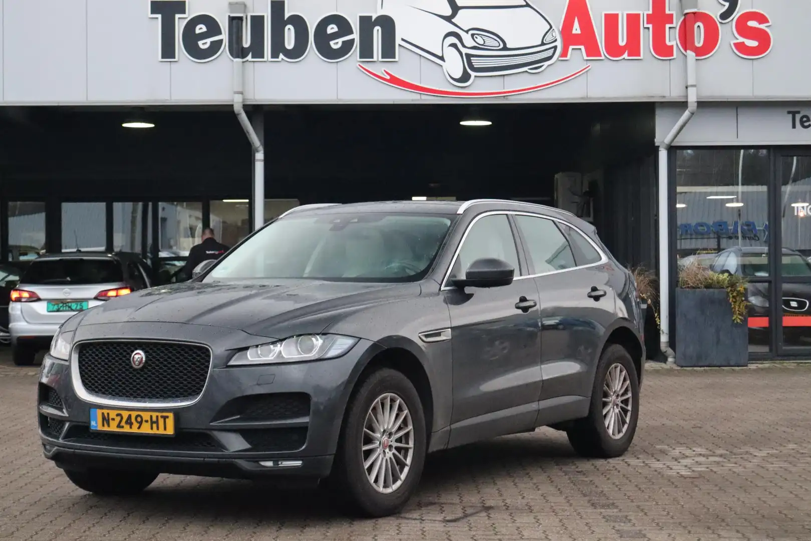 Jaguar F-Pace 2.0 Portfolio AWD 20d !!Motor defect!! Panoramadak Grijs - 1