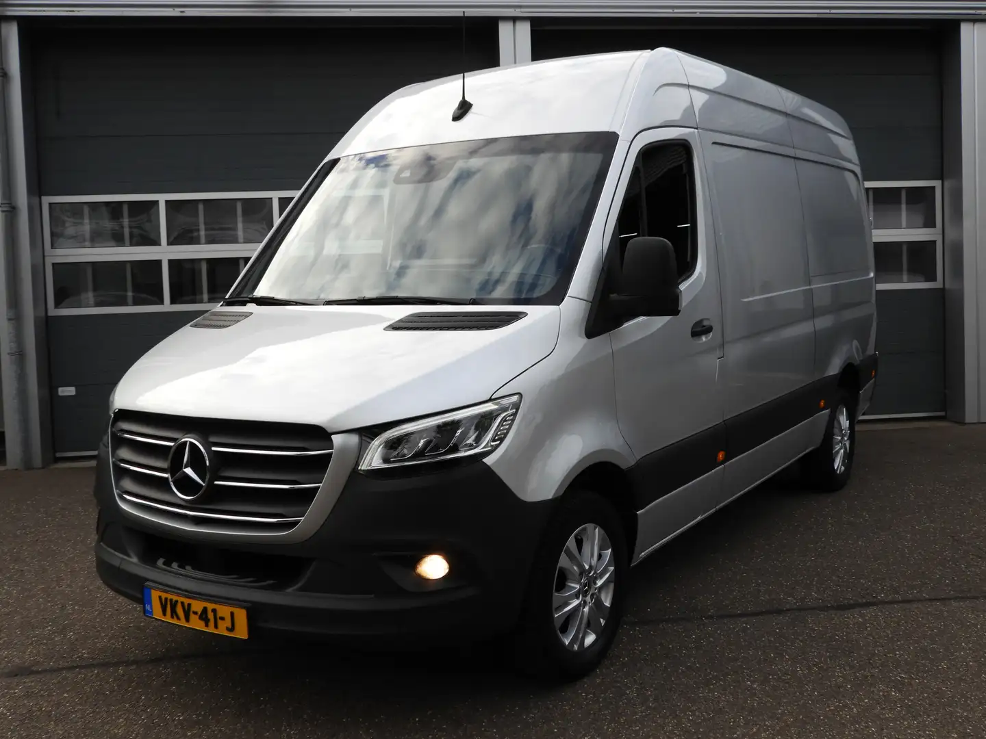 Mercedes-Benz Sprinter 319 3.0 CDI L2H2 V6 | AUT | LED | 360° CAMERA | 3. Zilver - 1