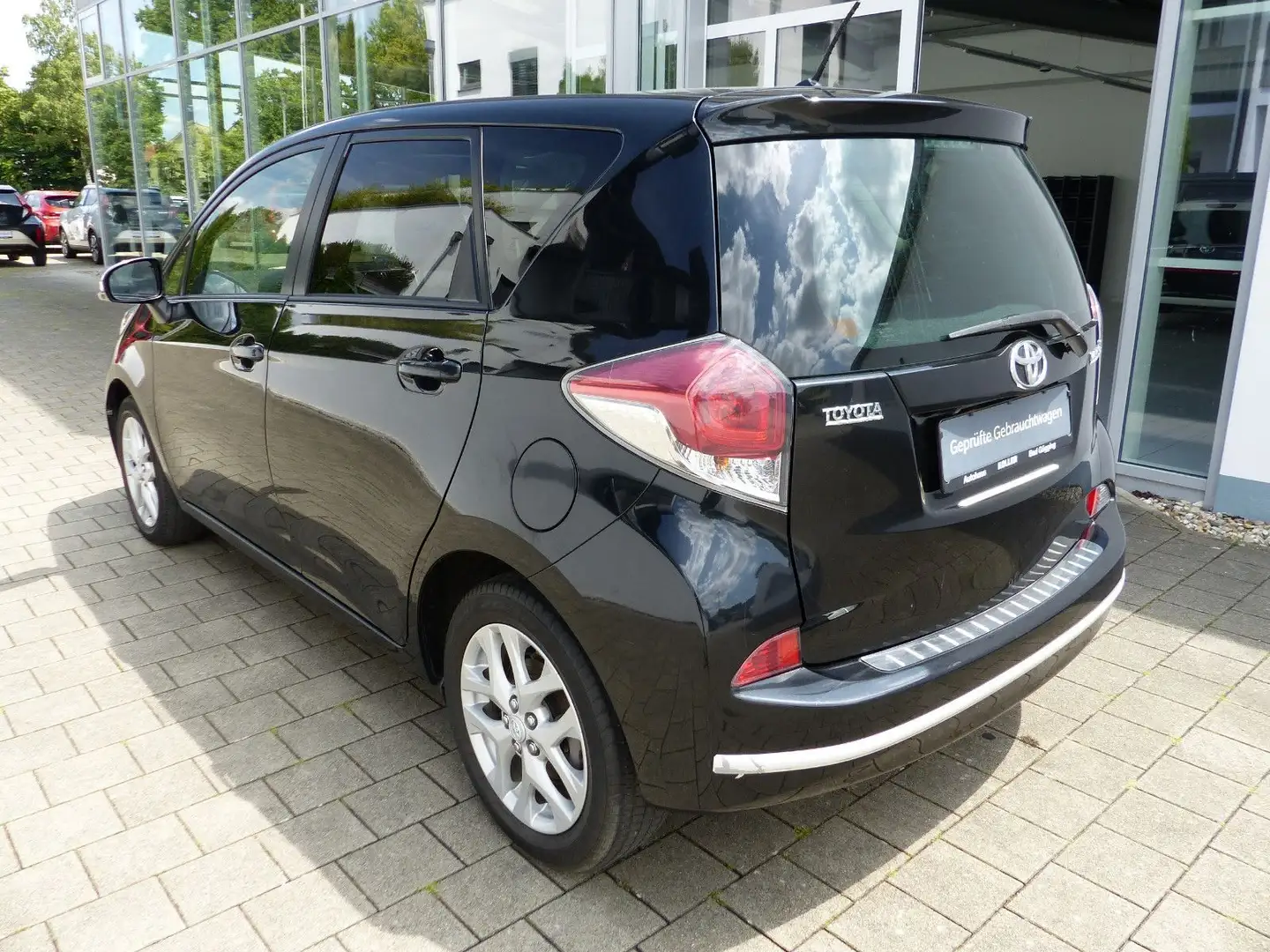 Toyota Verso-S 1.3 Automatik Club Navi Leder SHZ PANO Schwarz - 2