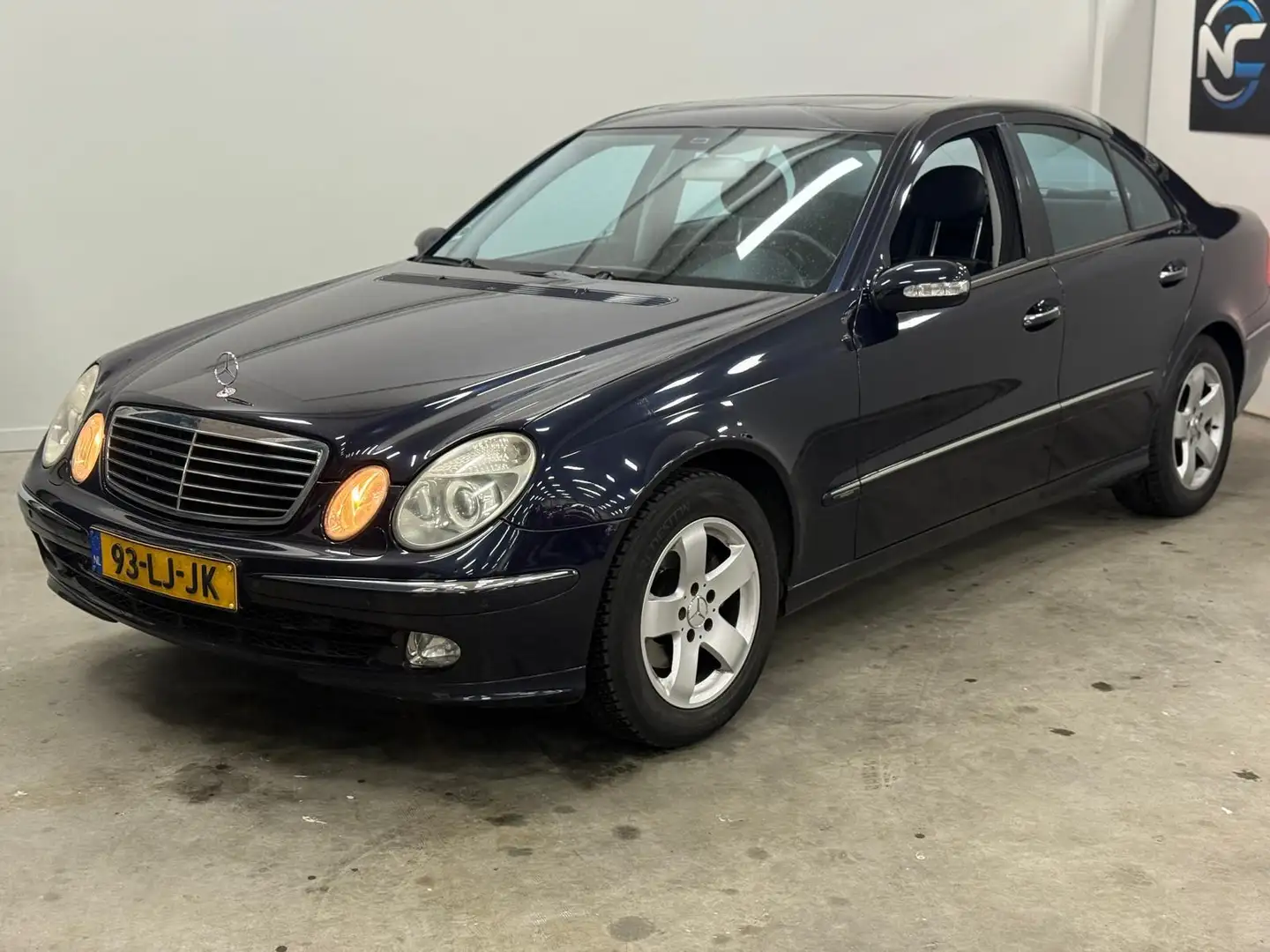 Mercedes-Benz E 240 Avantgarde / AUTOMAAT / MULTIMEDIA-NAVI / RIJDT SC Blauw - 2
