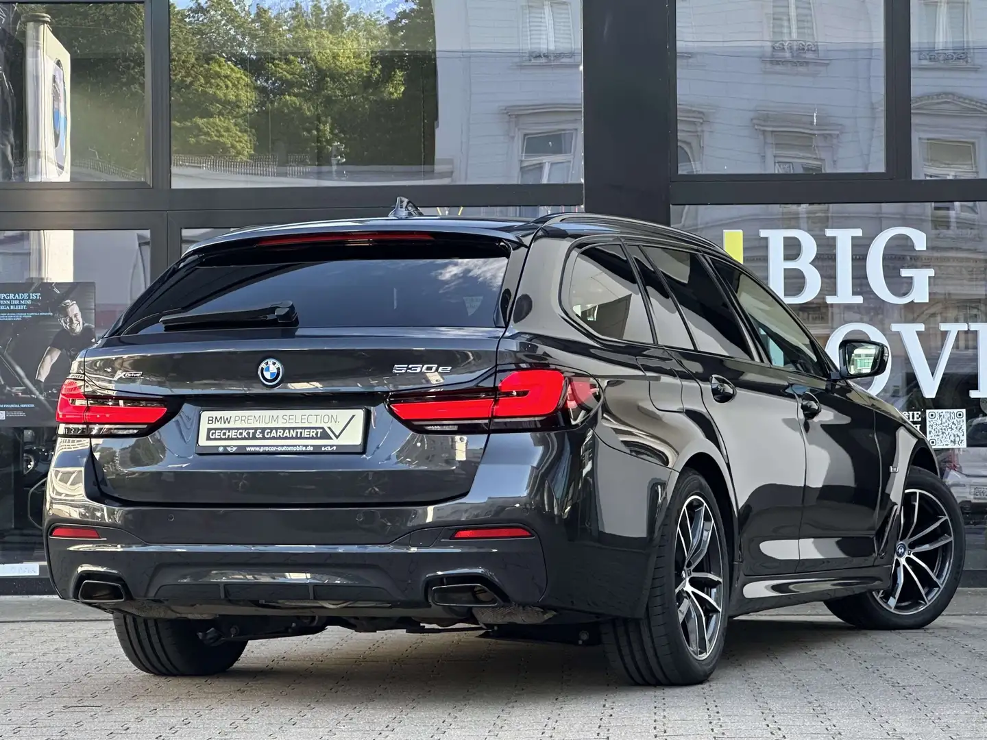 BMW 530 e xDrive M Sport PANO H/K AHK NAVI LED Grau - 2