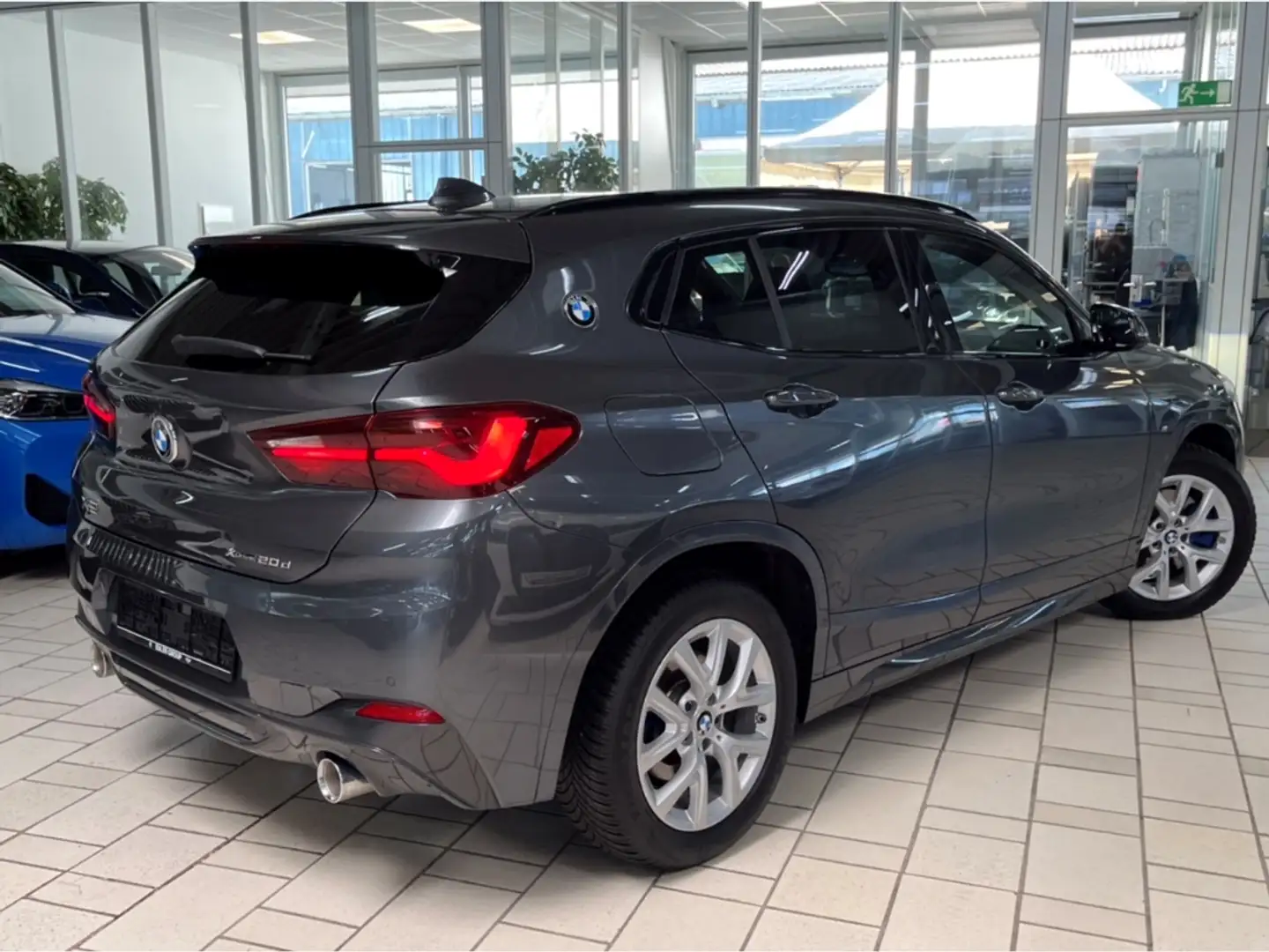BMW X2 xDrive 20d A M-Sport HUD AD AHK Navi LED HiFi Komf Gris - 2