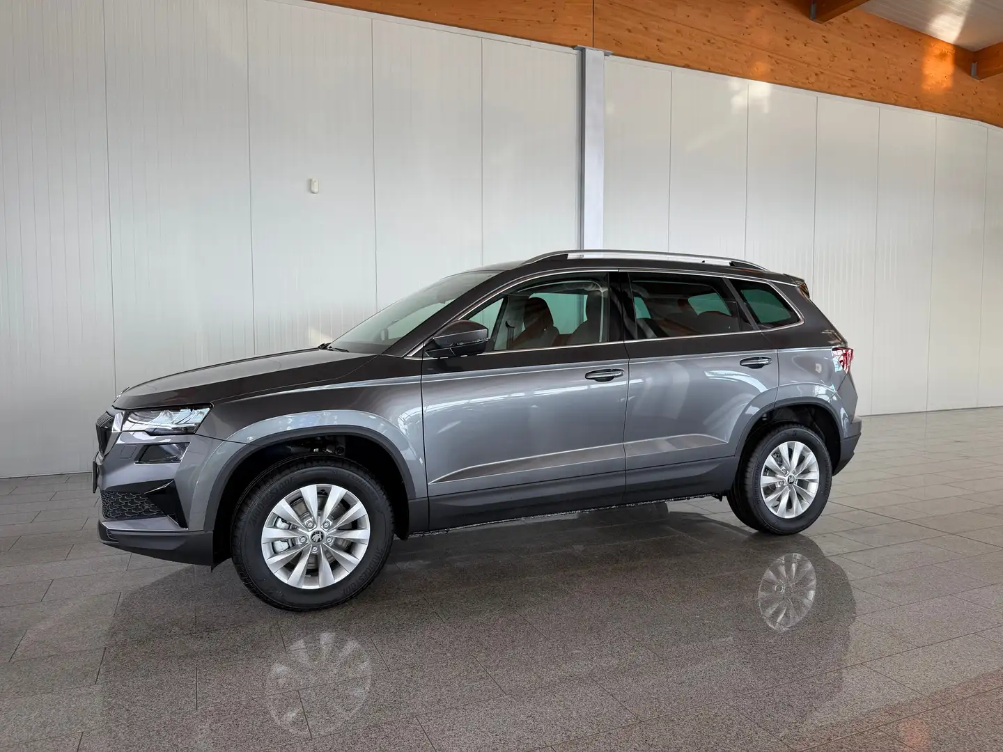 Skoda Karoq Selection 1,5 TSI Grau - 1