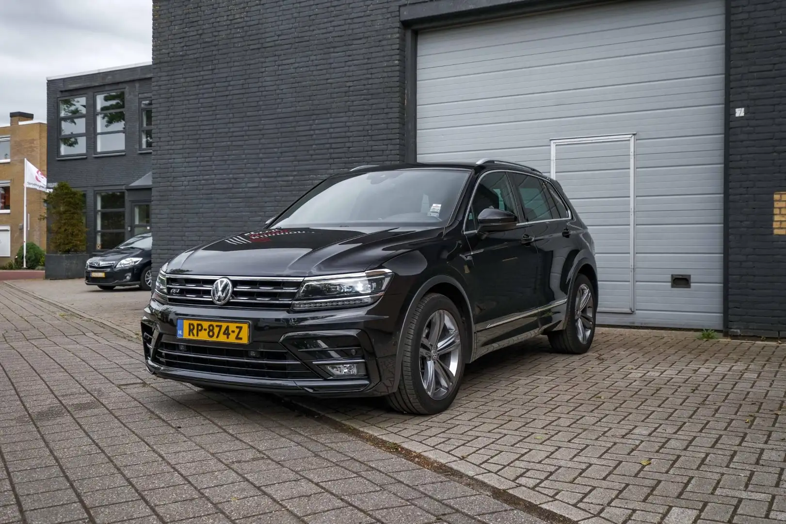 Volkswagen Tiguan 1.4 TSI ACT Comfortline R-line | Camera|Carplay|Ds Zwart - 1