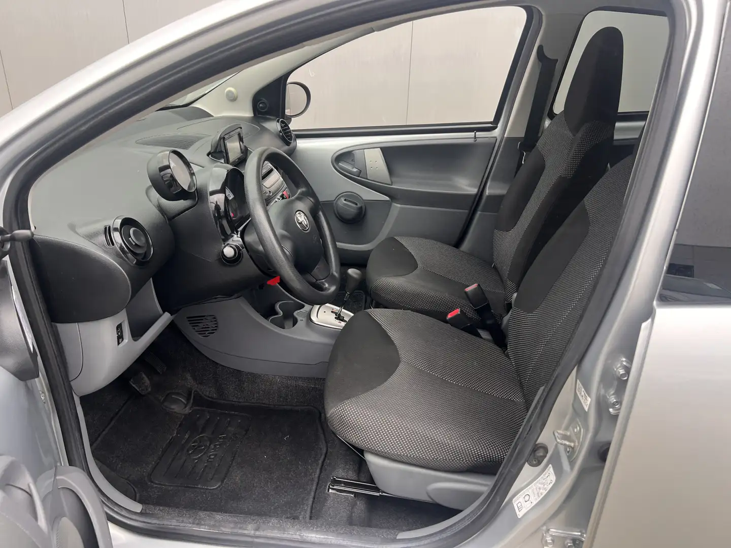 Toyota Aygo 1.0-12V Dynamic Navigator Automaat Gris - 2