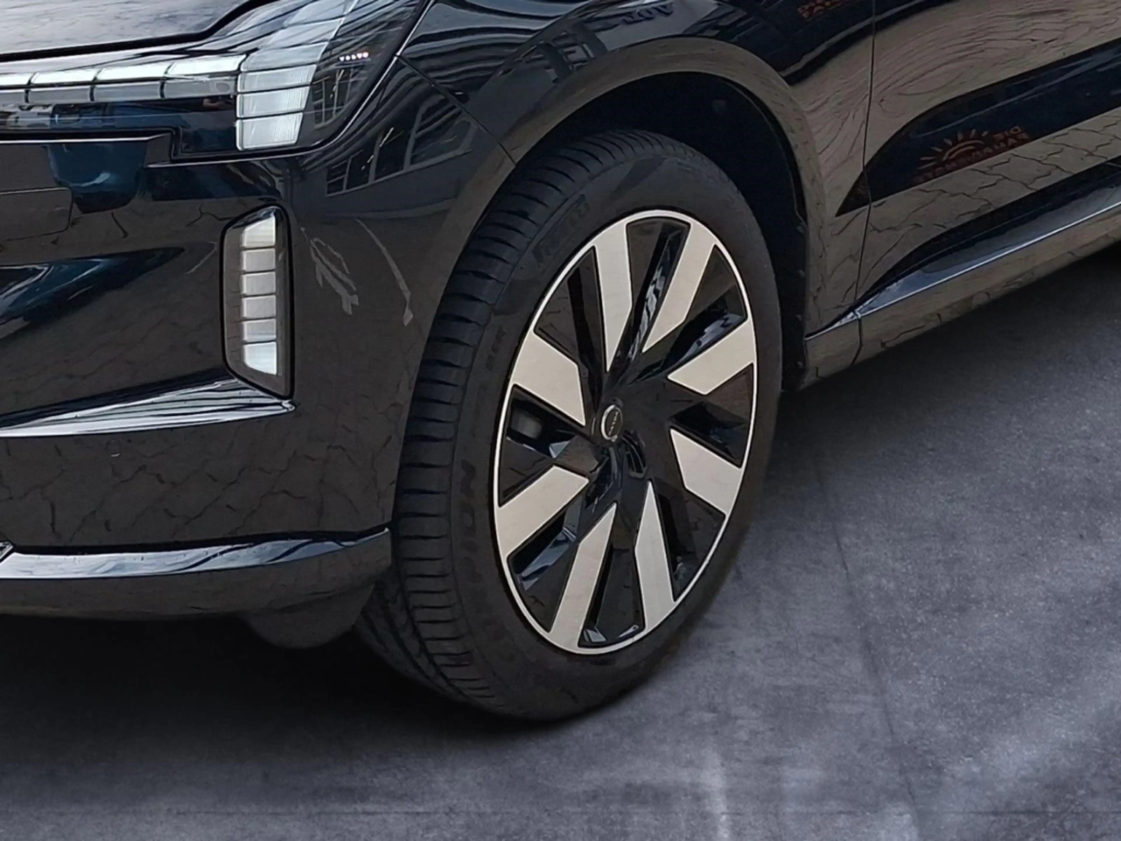 Volvo EX90 Plus Executive Edition — photo 6