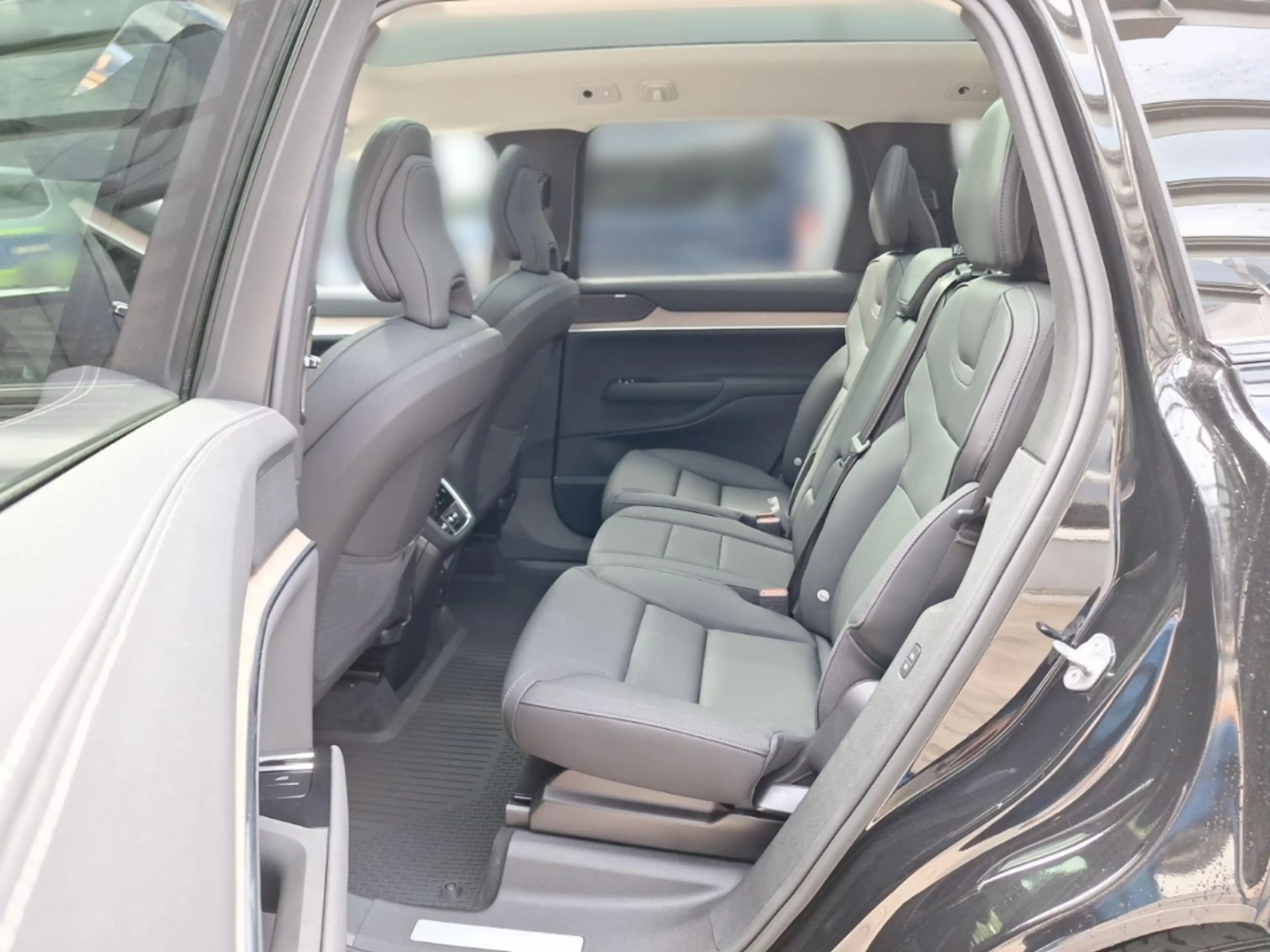 Volvo EX90 Plus Executive Edition — photo 11