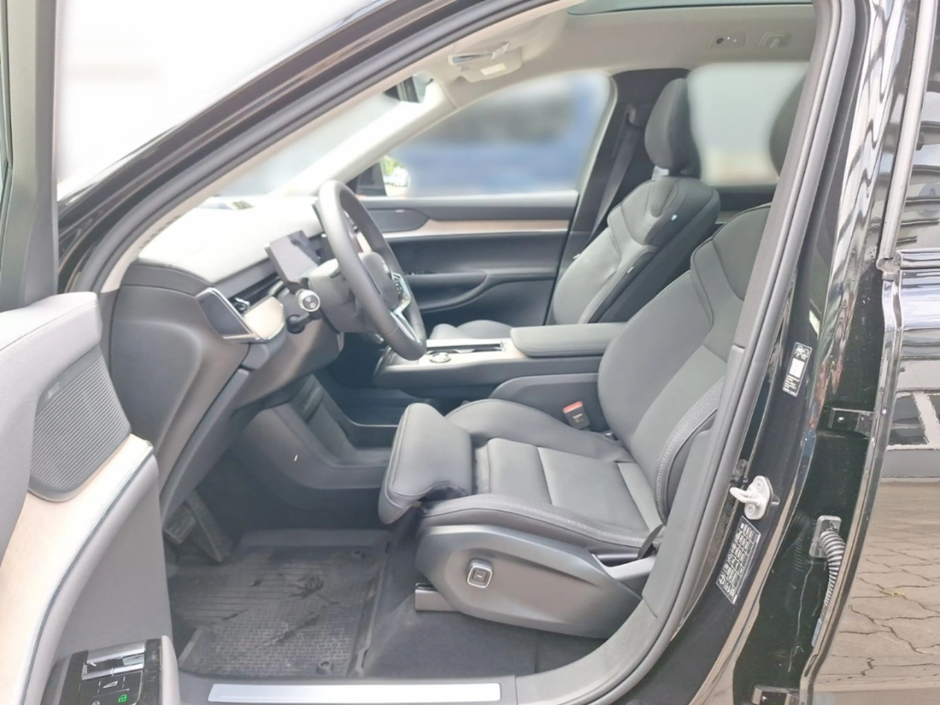 Volvo EX90 Plus Executive Edition — photo 7