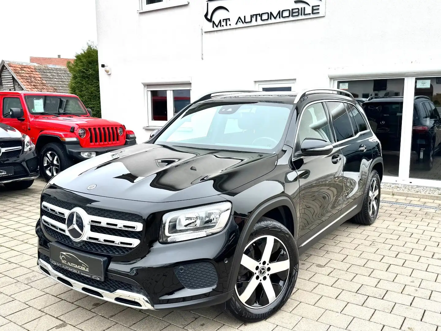 Mercedes-Benz GLB 200 *4M*AHK*TEMP*PDC*SHZ*KLIMAAUTO*8-G-TRONIC Noir - 1