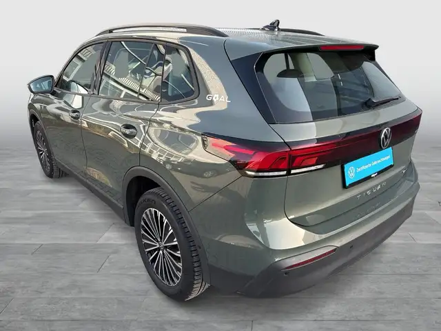 Volkswagen Tiguan view 4