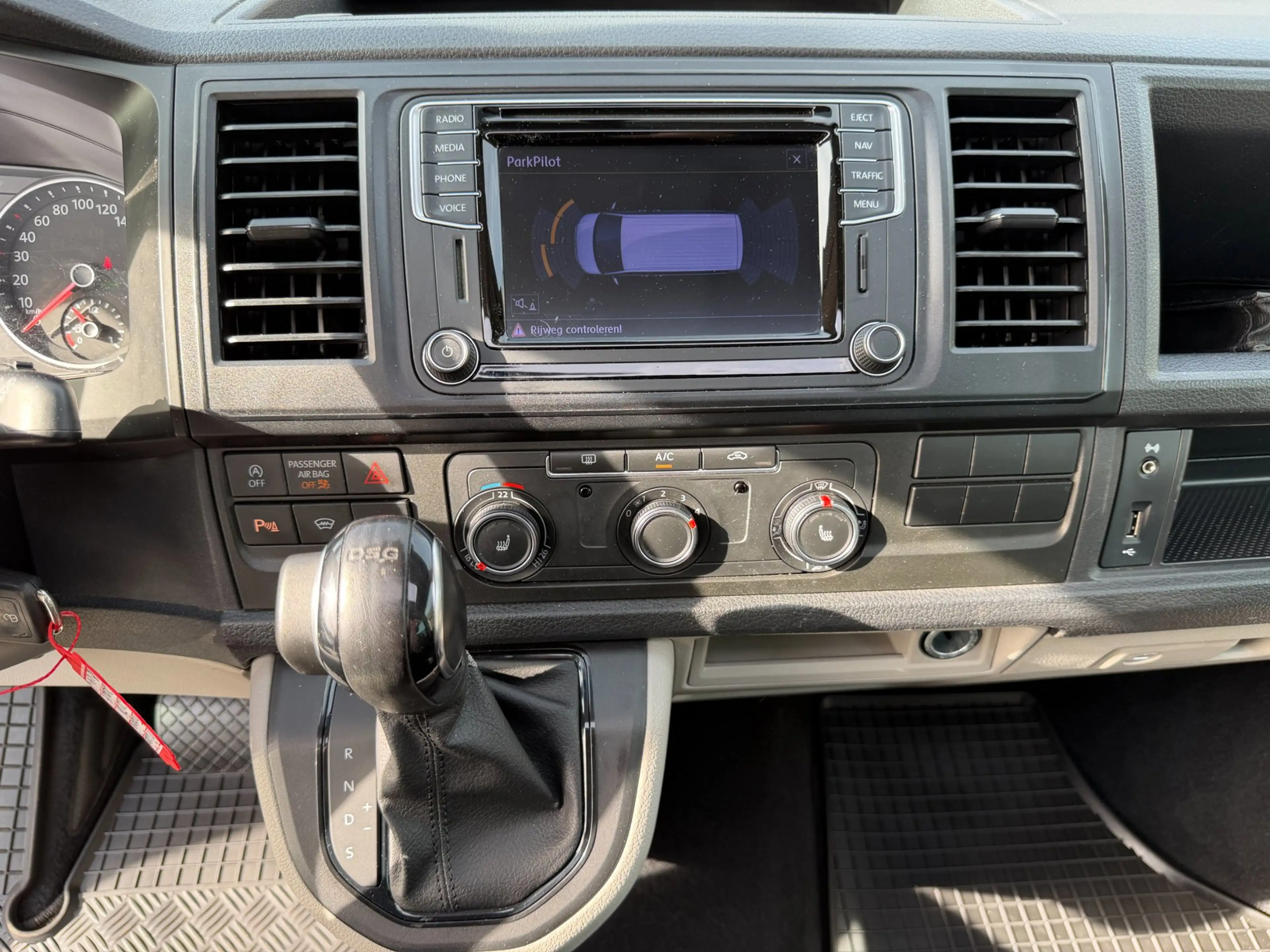Volkswagen Transporter 2.0 TDI L2H1 DC Highline Schuifdak I Leder I Dubbe — photo 17