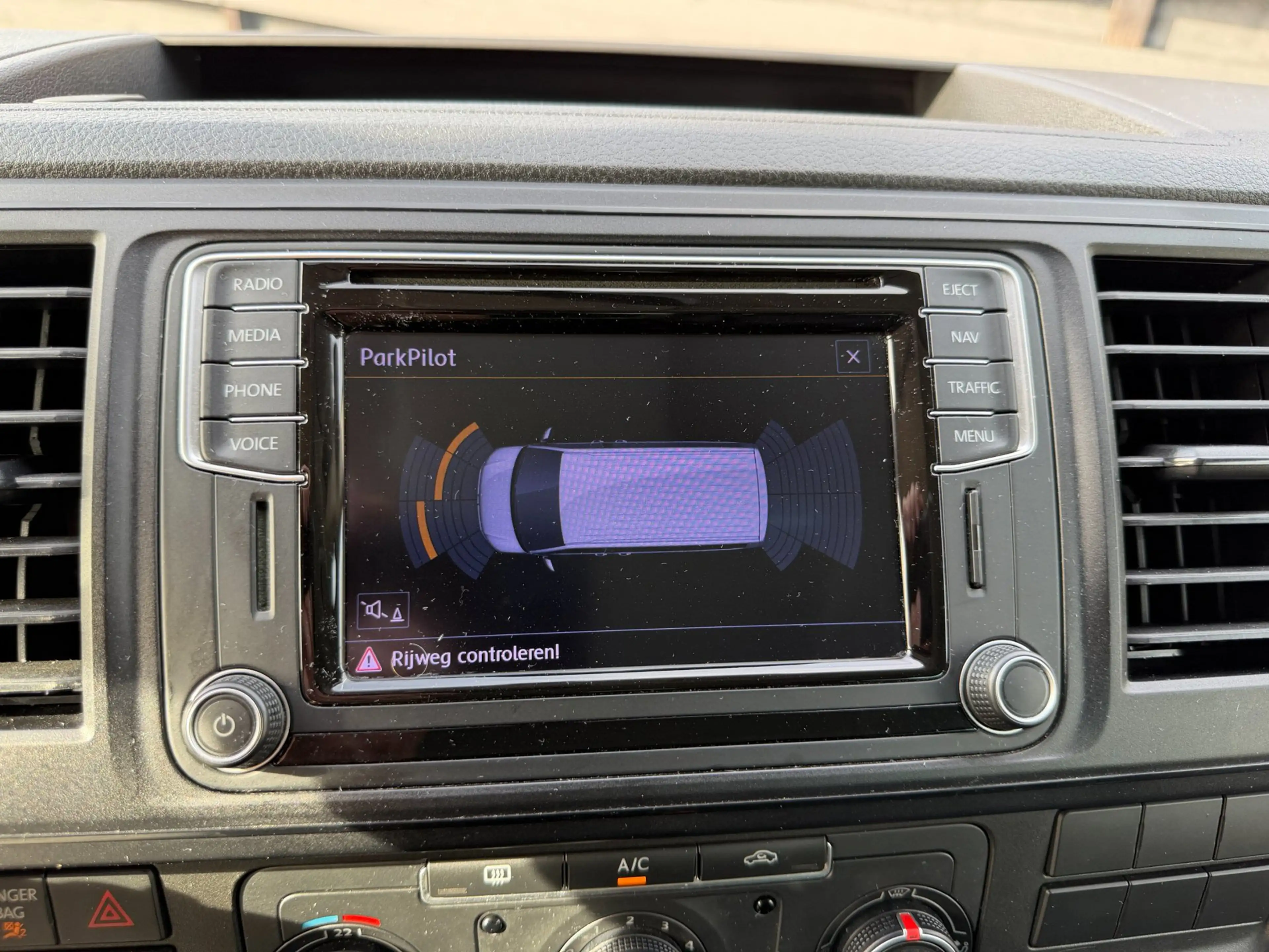 Volkswagen Transporter 2.0 TDI L2H1 DC Highline Schuifdak I Leder I Dubbe — photo 18