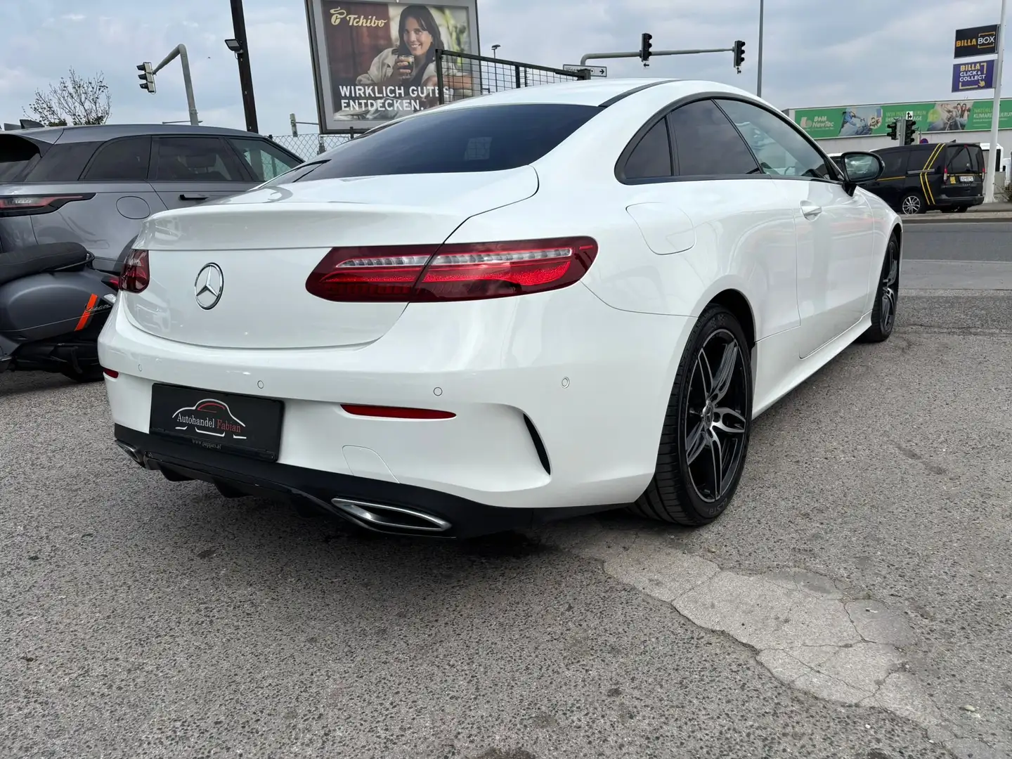 Mercedes-Benz E 220 d Autom. **AMG LINE** MegaZustand Servicegepflegt Weiß - 2