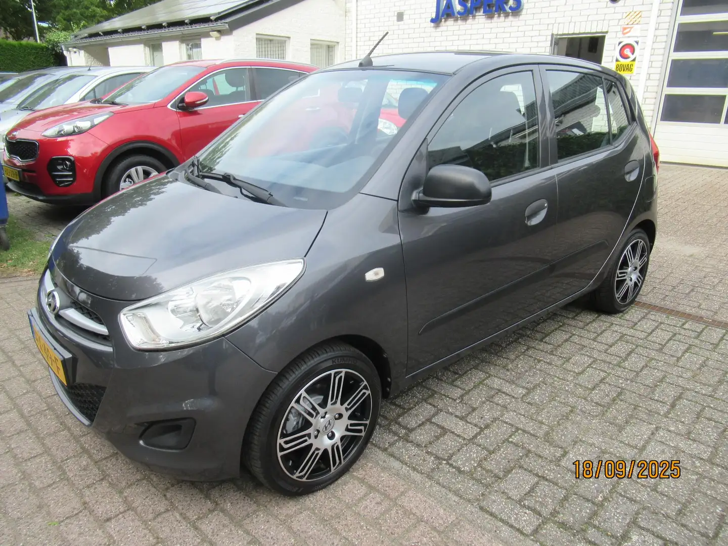 Hyundai i10 1.1 i-Motion Cool Grijs - 1