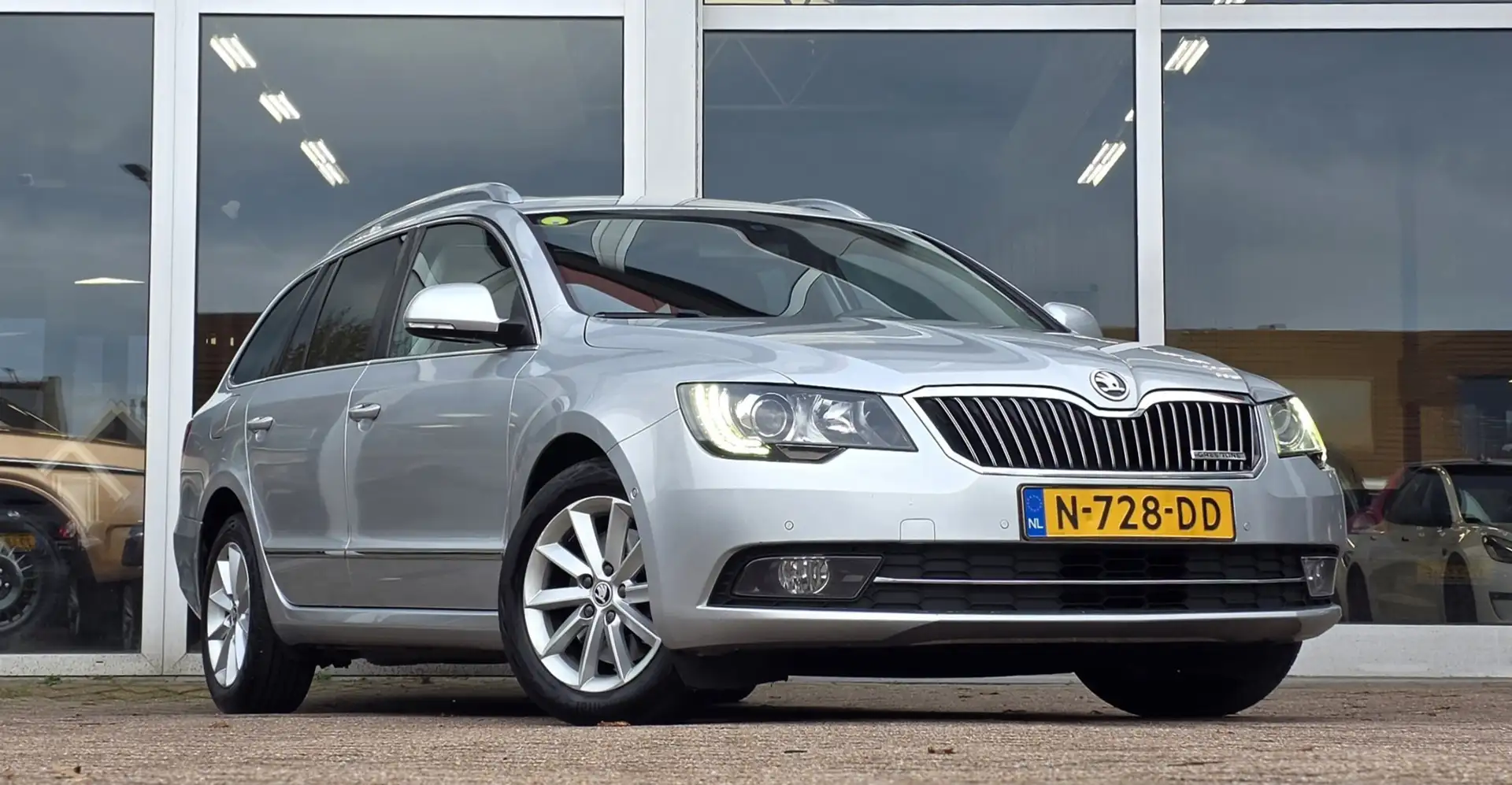 Skoda Superb Combi 1.6 TDI Sprint Pro Schuif/kanteldak Leer Nav Grijs - 2