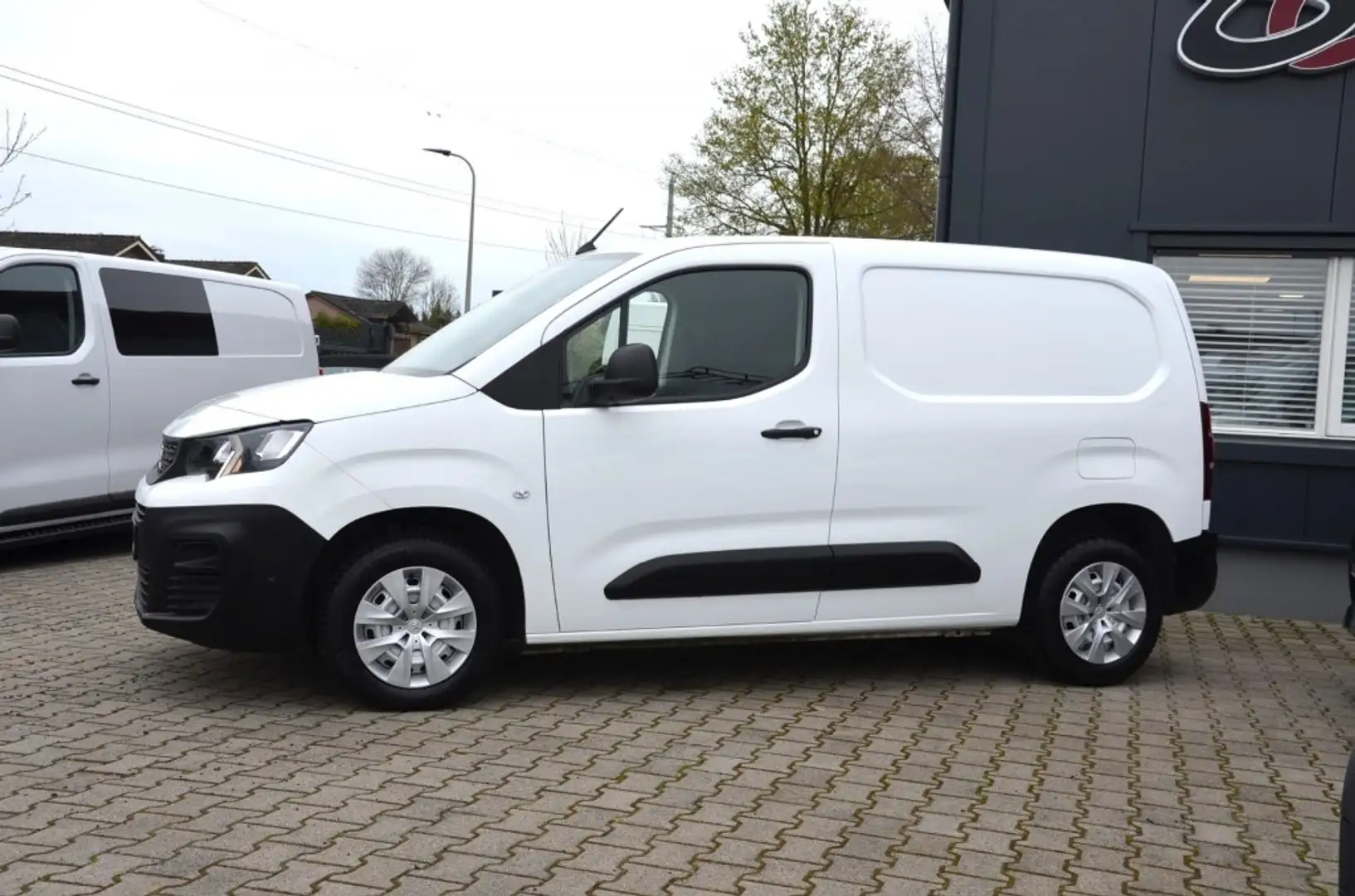 Peugeot Partner 1.2 Benzine  Airco Schuifdeur Wit - 2