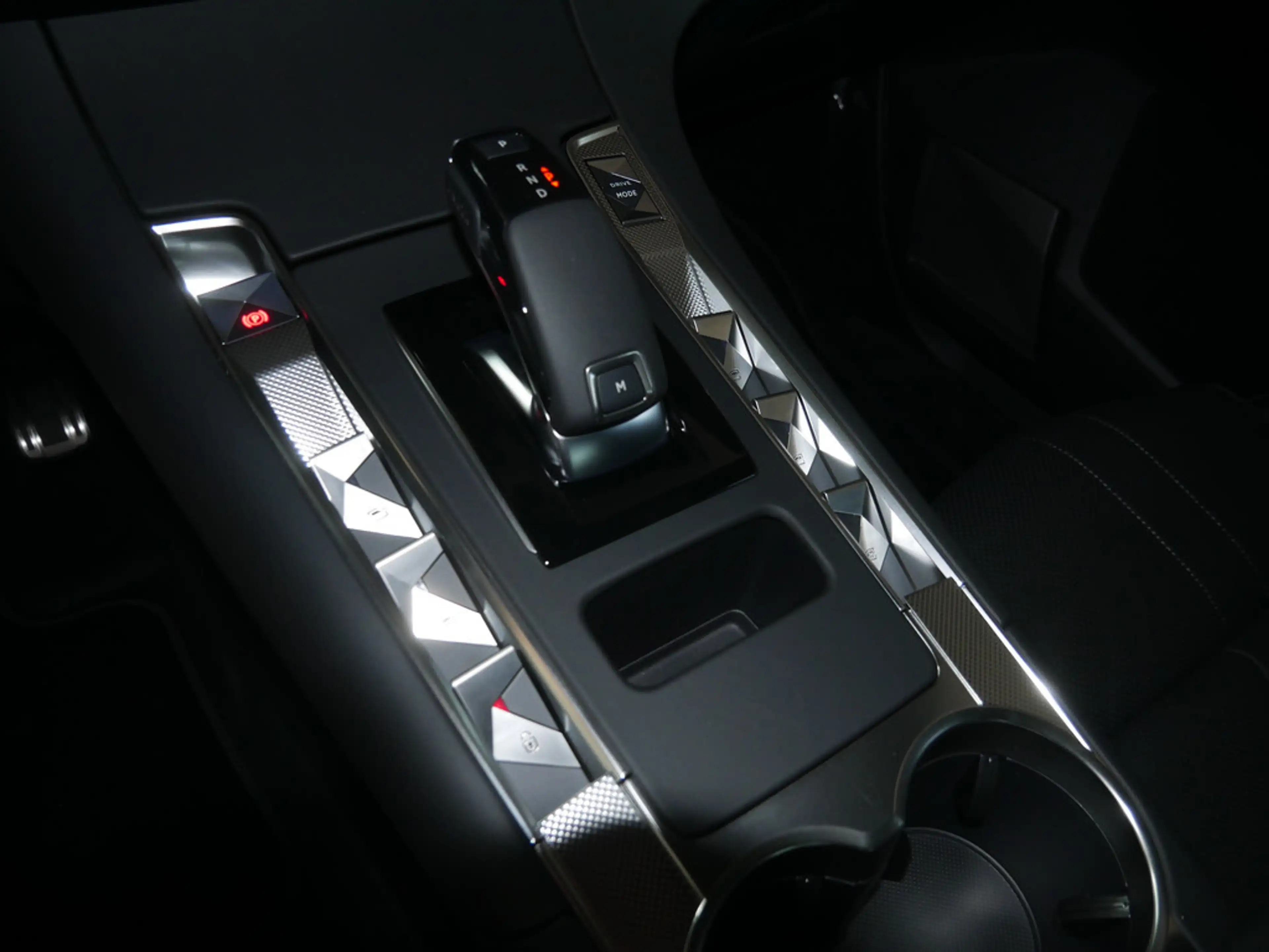 DS Automobiles DS 7 Crossback Etoile BlueHDi 130 PANO 360° — photo 12