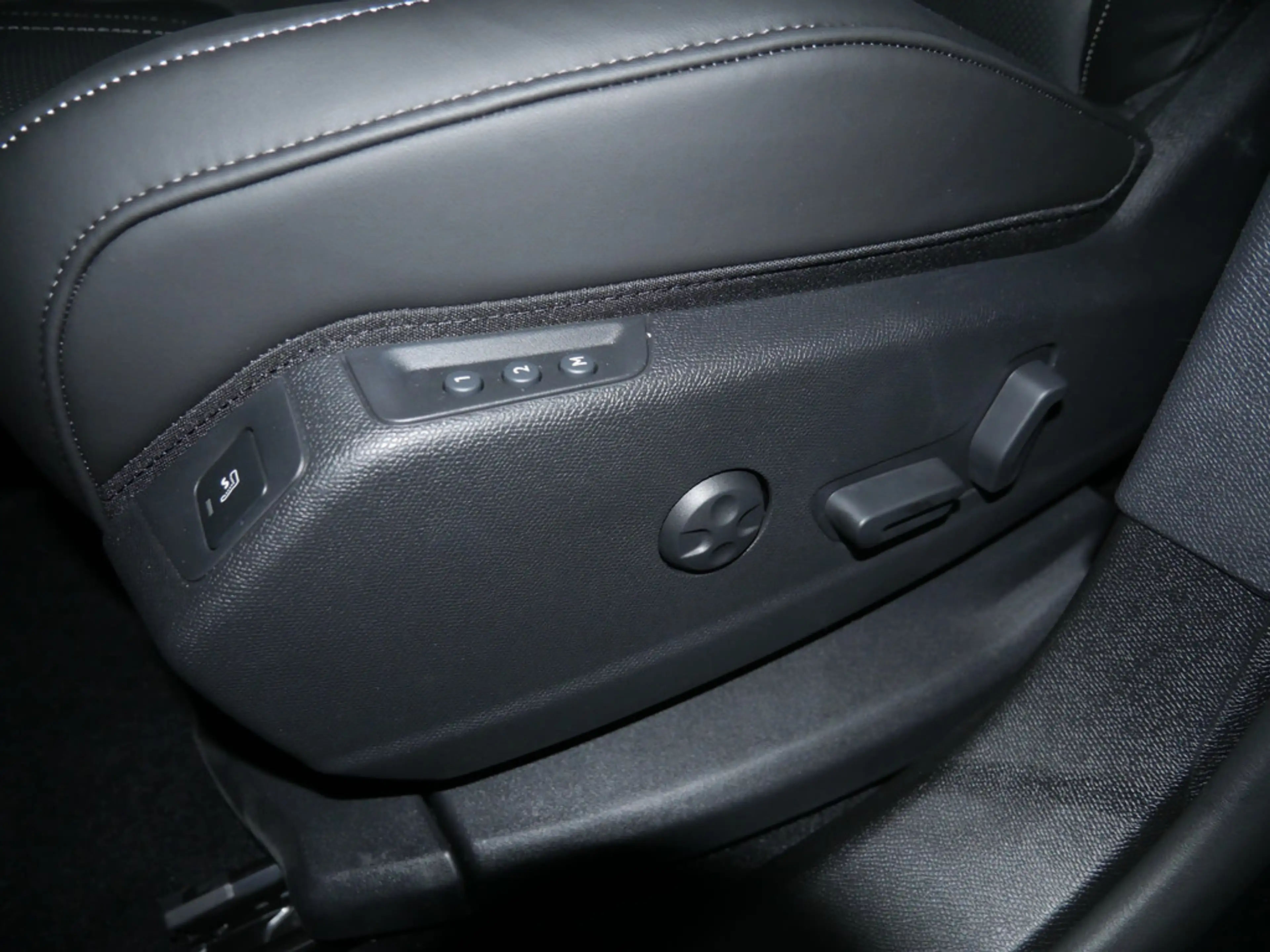 DS Automobiles DS 7 Crossback Etoile BlueHDi 130 PANO 360° — photo 15