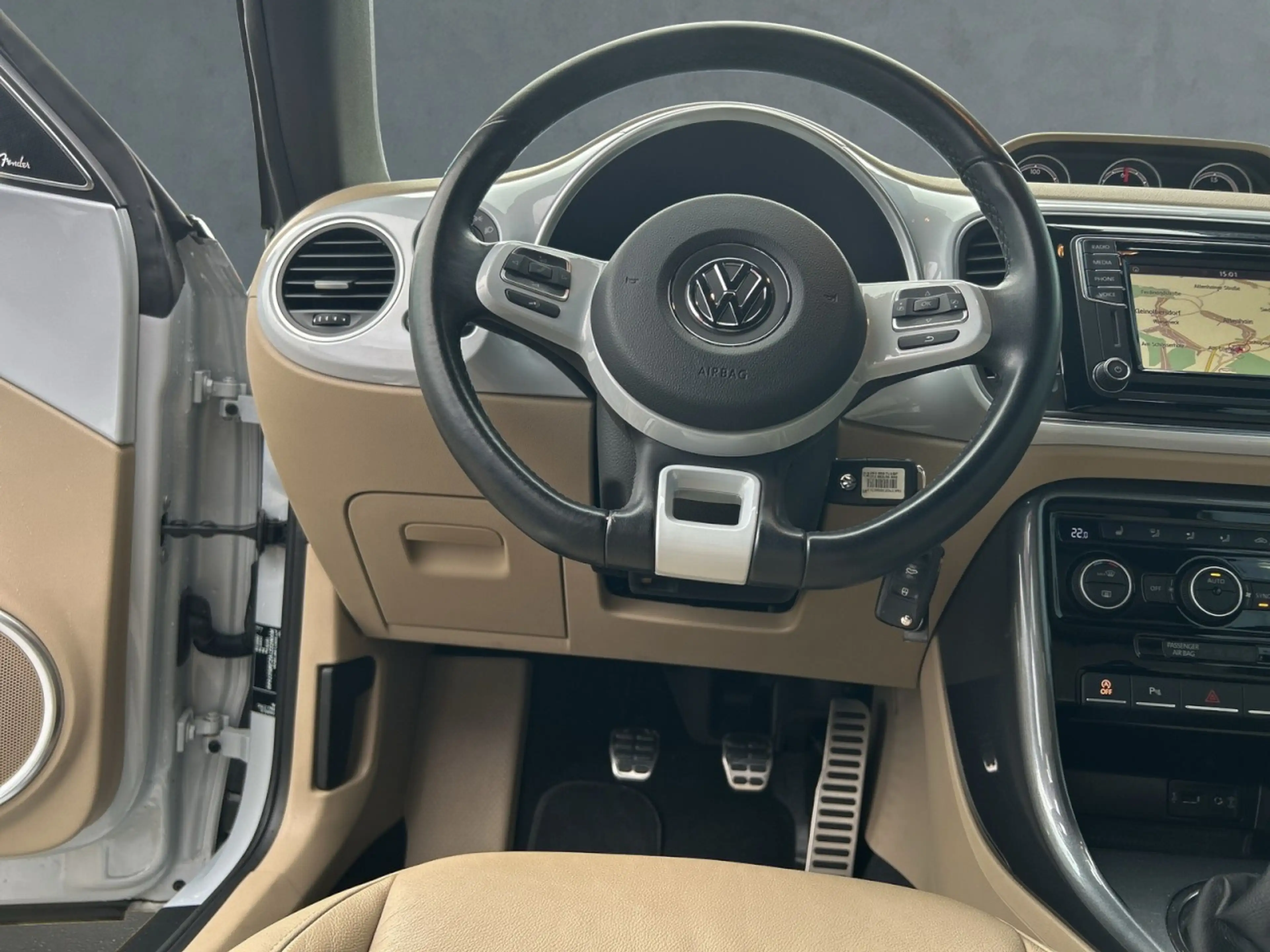 Volkswagen Beetle Cabrio R-Line 2.0 TSI NAVI+LEDER+SHZ+PDC Klima — photo 5