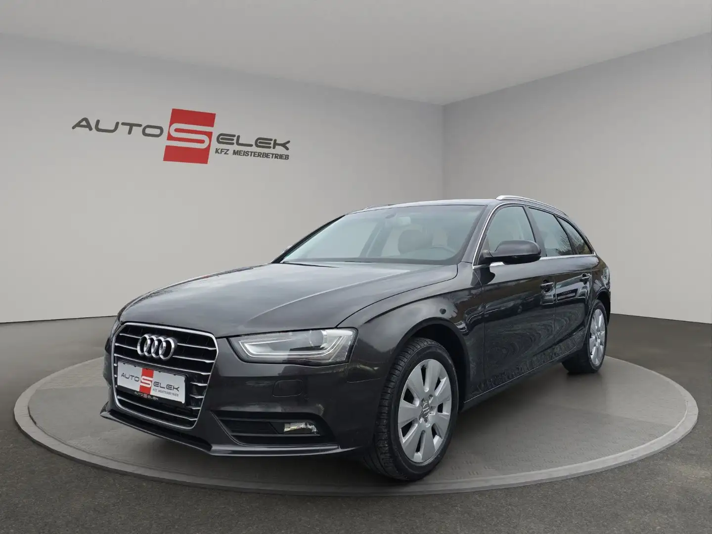 Audi A4 Avant Ambiente+AHK+NAVi+TEMPOMAT+Elektr. Heck Grijs - 1